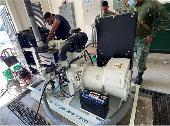 Personal realizando mantenimiento a planta de emergencia